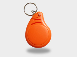 Une porte clé RFID orange avec une puce MIFARE® de contrêolde d'accès